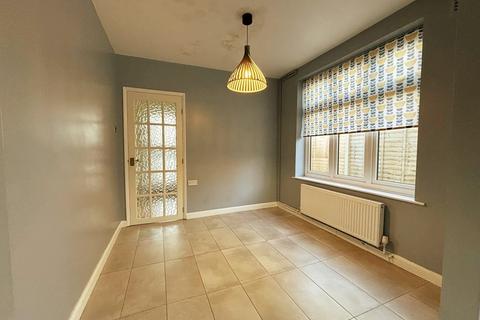 3 bedroom semi-detached house to rent, Ladywood Road, Suffolk IP4