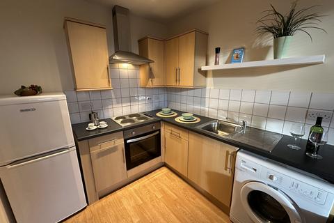 2 bedroom flat to rent, Brantingham Road, Manchester M16