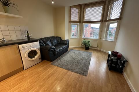 2 bedroom flat to rent, Brantingham Road, Manchester M16