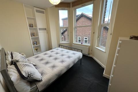 2 bedroom flat to rent, Brantingham Road, Manchester M16