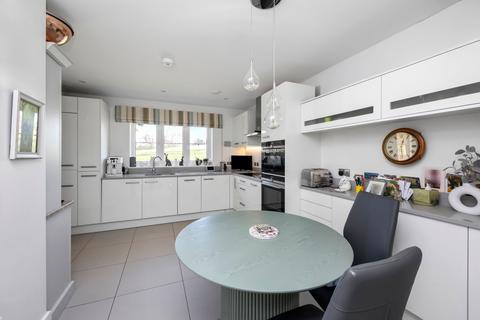 65 Durrants Drive, Faygate, Horsham, RH12 4AA