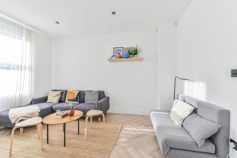 2 bedroom flat to rent, York Road, Clapham Junction, London, SW11