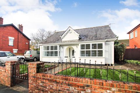 4 bedroom detached bungalow to rent, King Street, Westhoughton, BL5