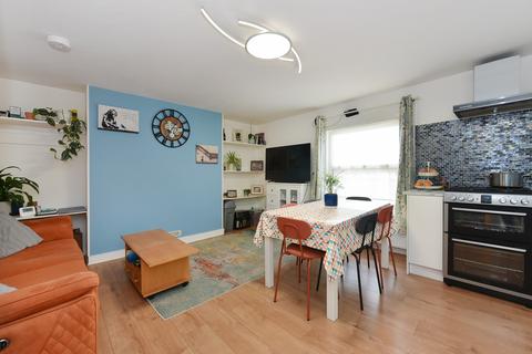 2 bedroom flat for sale, London SW19