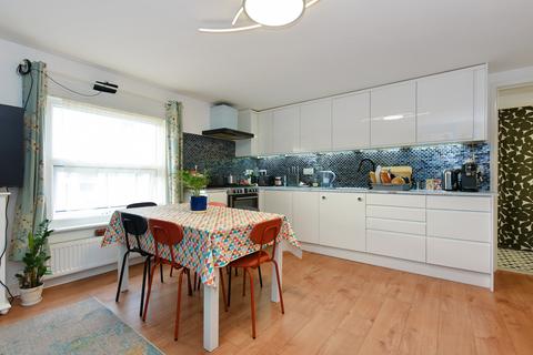 2 bedroom flat for sale, London SW19