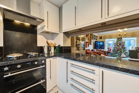 32 Stubsmead, Eldene, Swindon, SN3 3TA