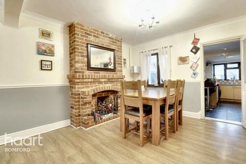 3 bedroom semi-detached house for sale, Park Lane, Hornchurch, RM11 1BE