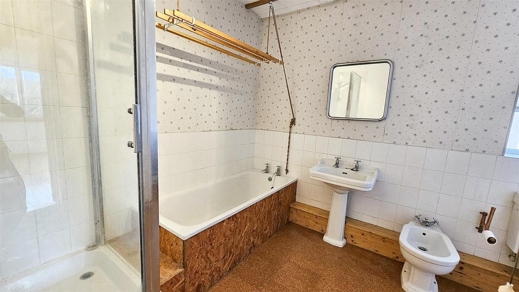 Family Bathroom.jpg