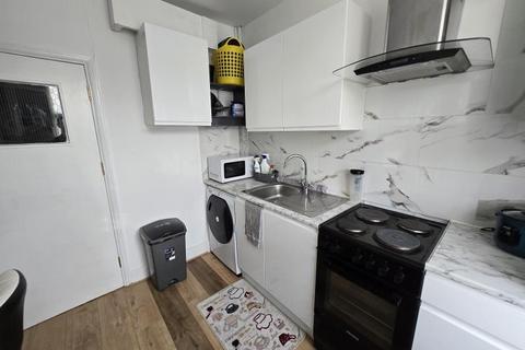 1 bedroom in a house share to rent, Cambridge Gardens, Winchmore Hill, N21