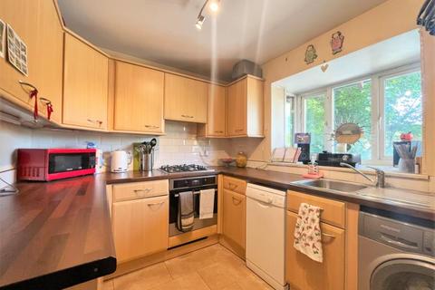 3 bedroom terraced house to rent, Huntingdon Road, Woking GU21