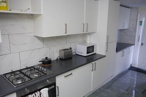 5 bedroom end of terrace house to rent, Bishops Rise, Hatfield