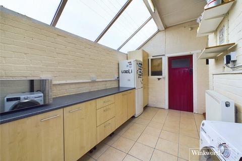 3 bedroom semi-detached house to rent, Alington Crescent, London NW9