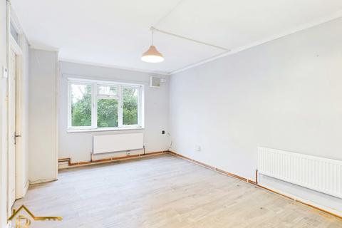 Studio to rent, Oak Road, Harold Wood RM3