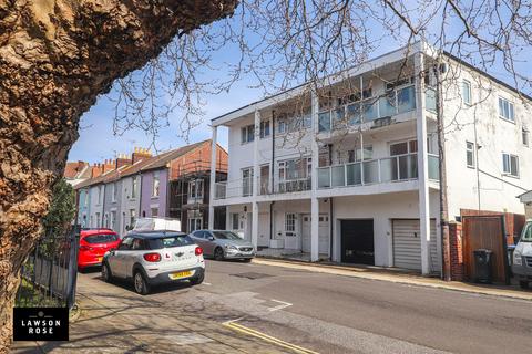 3 bedroom end of terrace house to rent, Richmond Road, Southsea