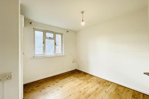 1 bedroom ground floor flat to rent, Lawrence Avenue, London E17