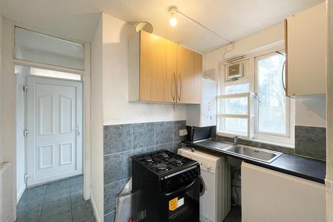 1 bedroom ground floor flat to rent, Lawrence Avenue, London E17