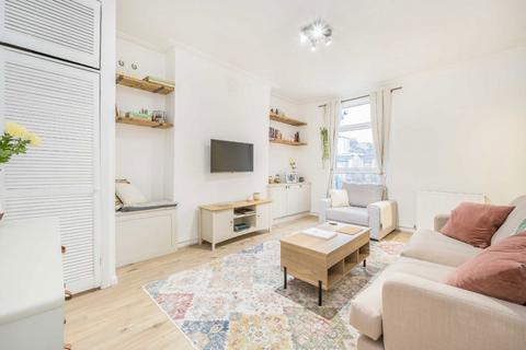 2 bedroom flat for sale, Battersea Rise, London SW11