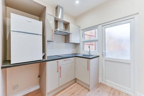 Studio to rent, Aultone Way, Sutton, SM1