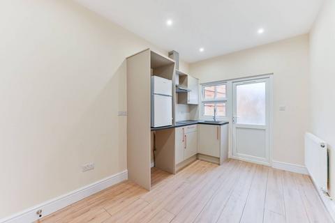 Studio to rent, Aultone Way, Sutton, SM1