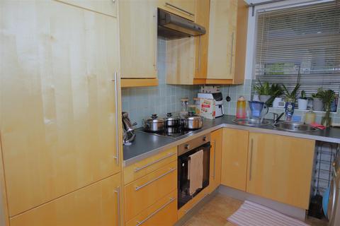 2 bedroom flat to rent, Lidgett Park Mews, Roundhay, Leeds