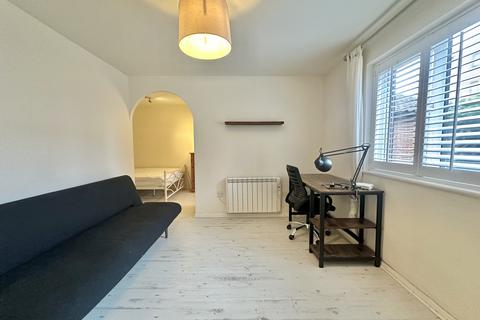 Studio to rent, Mornington Road, London , SE8