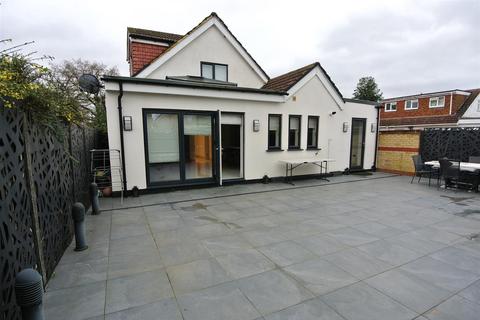 4 bedroom detached house to rent, Feltham Hill Road, Ashford TW15