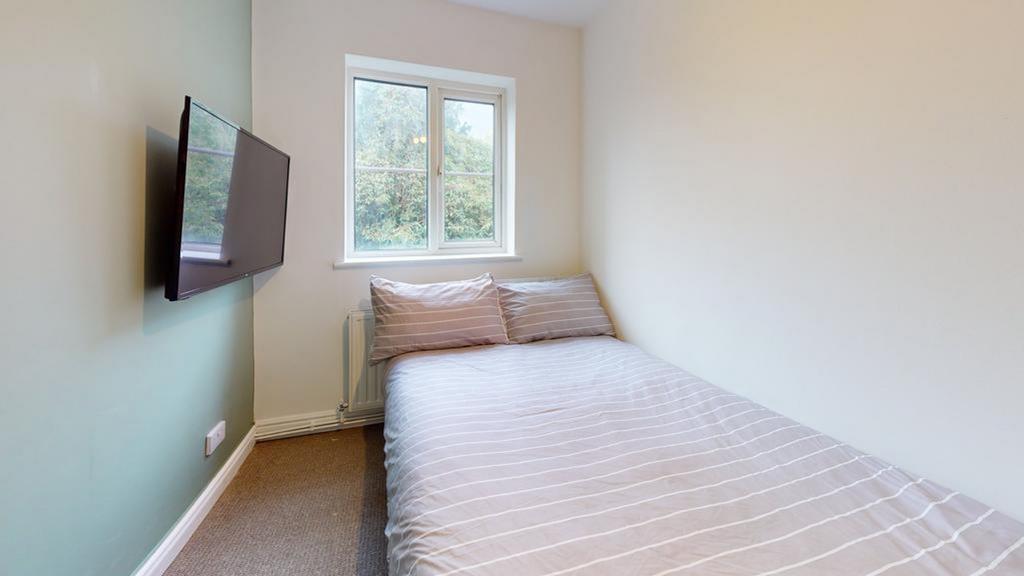 A bright and tidy double bedroom with good natu...