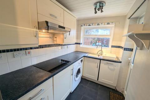 3 bedroom semi-detached house to rent, Colman Avenue