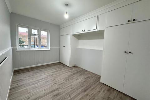 3 bedroom flat to rent, Kempe Road, Enfield