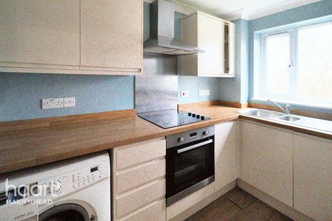 2 bedroom apartment to rent, Walpole Road, Slough