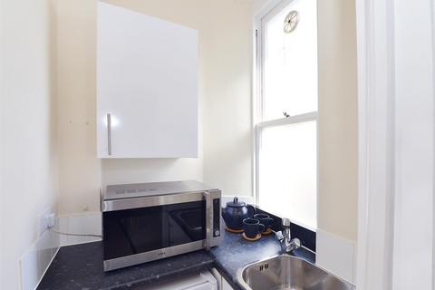 Studio to rent, Hill Street, London