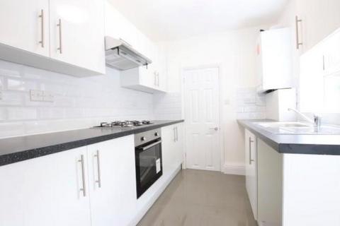 3 bedroom terraced house to rent, Felixstowe Road, N9