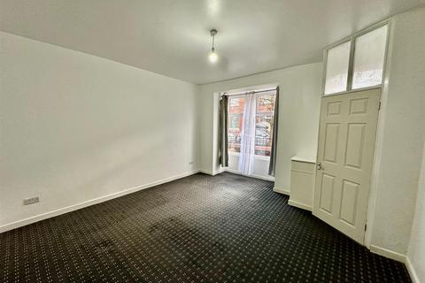 3 bedroom townhouse to rent, Gordon Avenue, Oldham