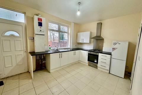 3 bedroom townhouse to rent, Gordon Avenue, Oldham