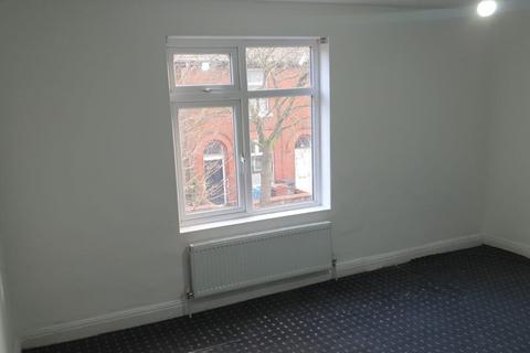 3 bedroom townhouse to rent, Gordon Avenue, Oldham