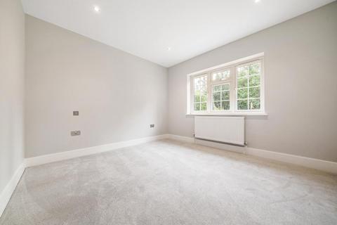 2 Fenns Lane, West End, Woking, GU24 9QF