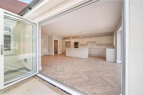 2 Fenns Lane, West End, Woking, GU24 9QF