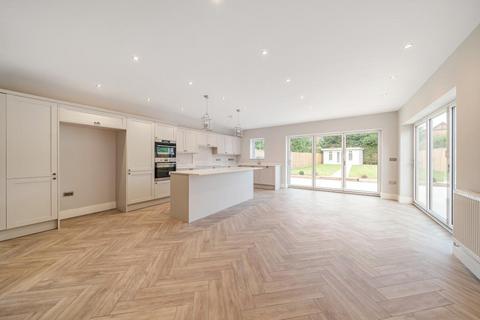 2 Fenns Lane, West End, Woking, GU24 9QF