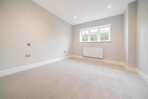 2 Fenns Lane, West End, Woking, GU24 9QF