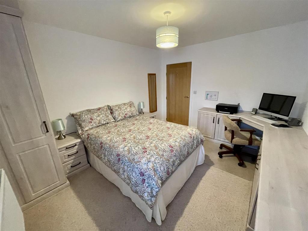 Bedroom 2/ Office