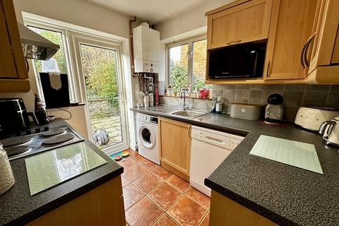 2 bedroom semi-detached house to rent, Chatham ME5