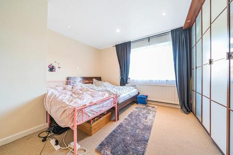 15 Malcolm Court, Stanmore, HA7 4HN