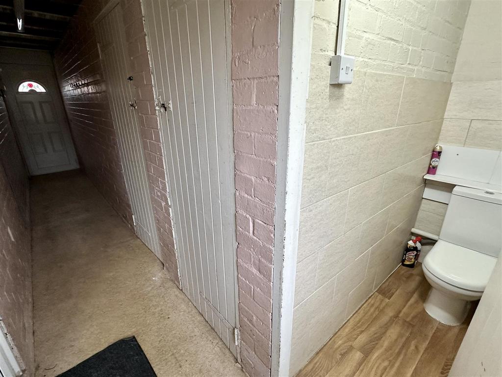 Side corridor &amp; WC