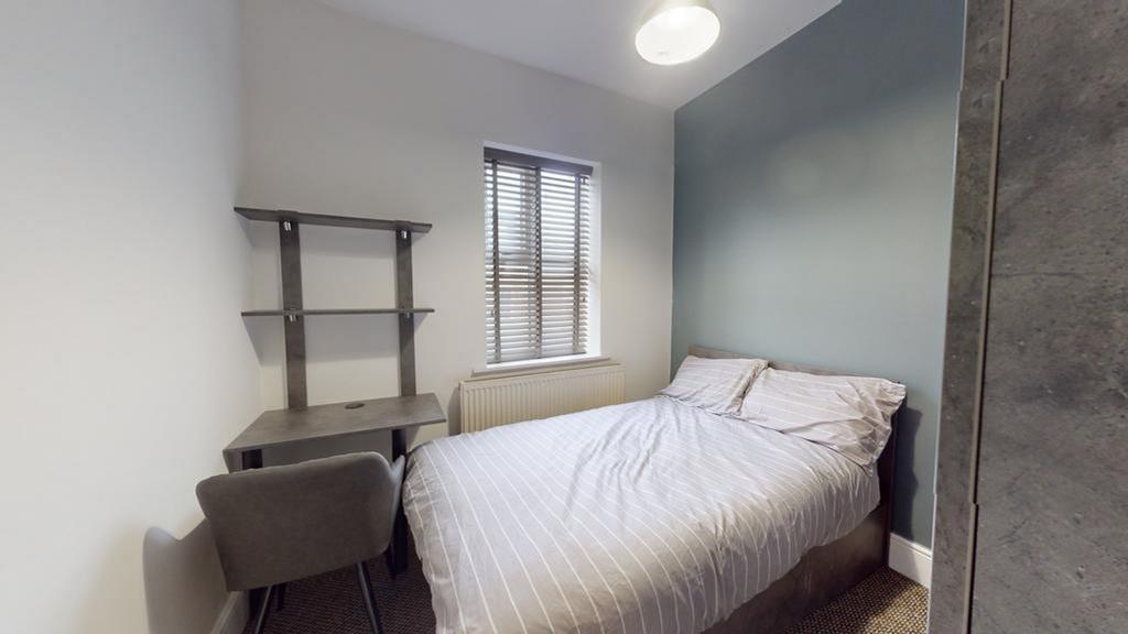 A cozy and well-presented double bedroom with a...