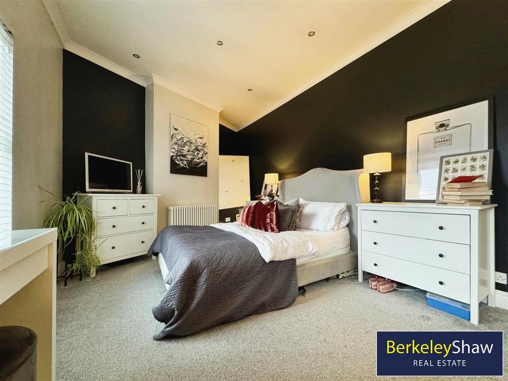 Bedroom 1 (2)