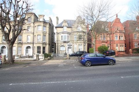 2 bedroom flat to rent, The Drive, Hove BN3