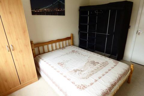 1 bedroom in a flat share to rent, Holly Street, Luton LU1