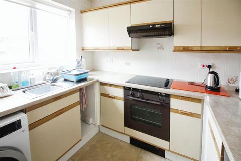 2 bedroom flat for sale, Sandbed Lawns, Leeds LS15