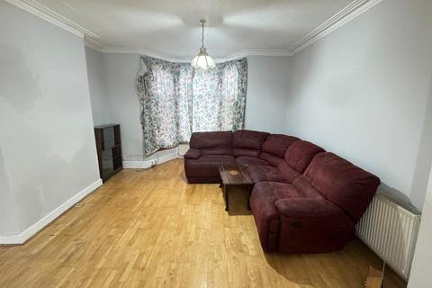 3 bedroom terraced house to rent, Ilford, IG