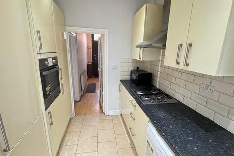 3 bedroom terraced house to rent, Ilford, IG